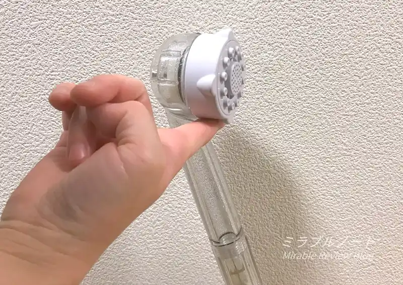 ミラブルプラスの軽さが分かるように指1本で持っている
