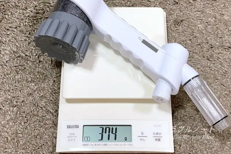 トルネードスティック装着時のミラブルzeroの重さを測っている 374gと表示されている