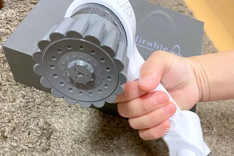 ミラブルzeroの波型ハンドルを持っているところ 指にフィットしている